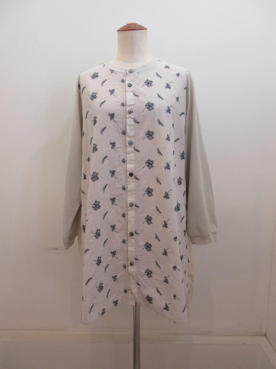 KEI Hayama PLUS(ケイハヤマプリュス) スモールリーフ刺繍×ギザンティ天竺長袖チュニックブラウス:ライトグレー