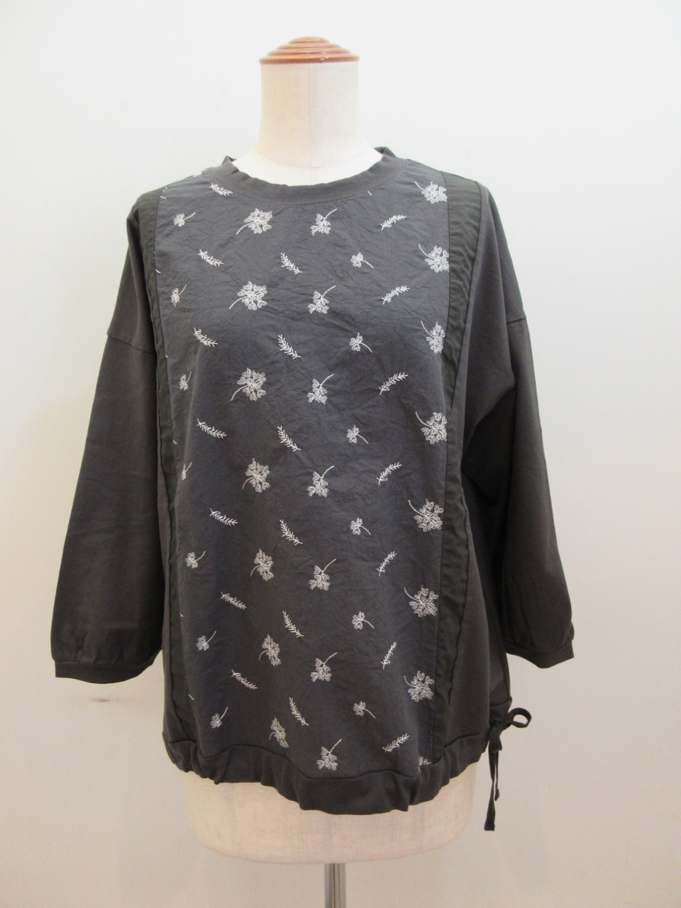 KEI Hayama PLUS(ケイハヤマプリュス) スモールリフ刺繍×ギザンティ天竺裾紐入りTシャツ：チャコール