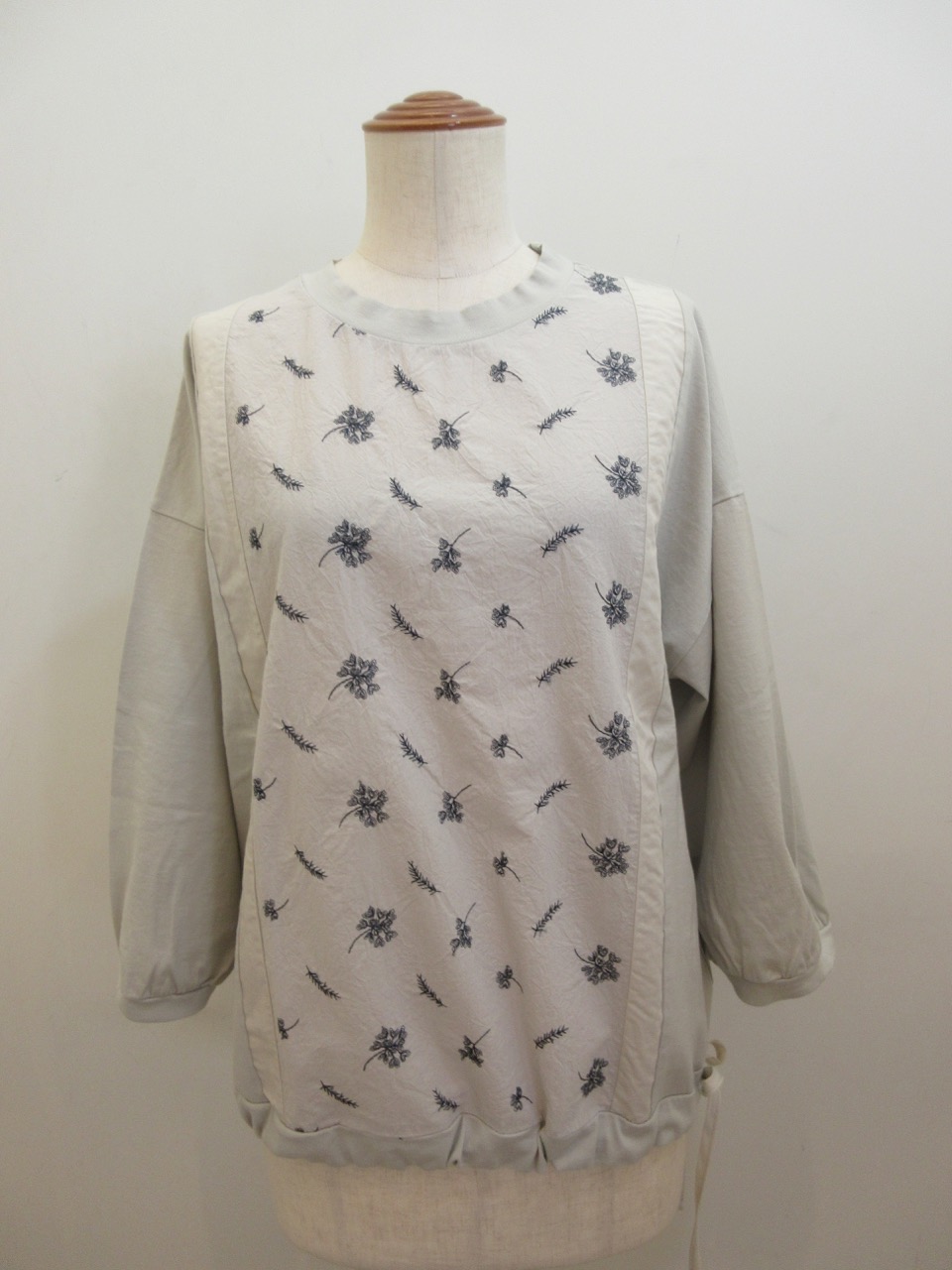 KEI Hayama PLUS(ケイハヤマプリュス) スモールリフ刺繍×ギザンティ天竺裾紐入りTシャツ:ライトグレー