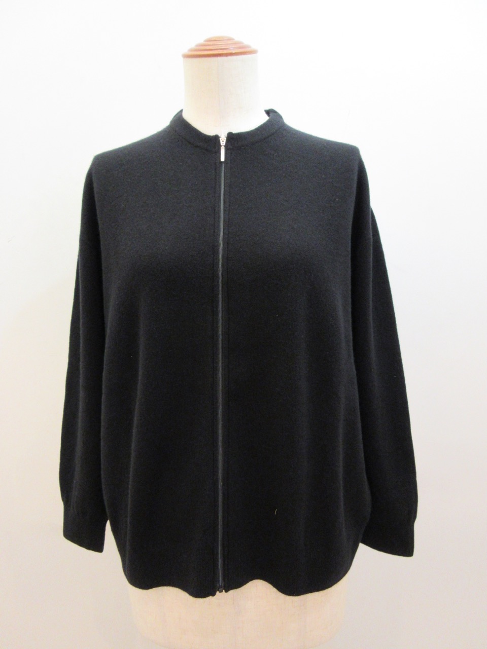 KEI Hayama PLUS(ケイハヤマプリュス) 12Gハイブリッドメリノウールホールガーメントフロントジップニットジャケット:ブラック