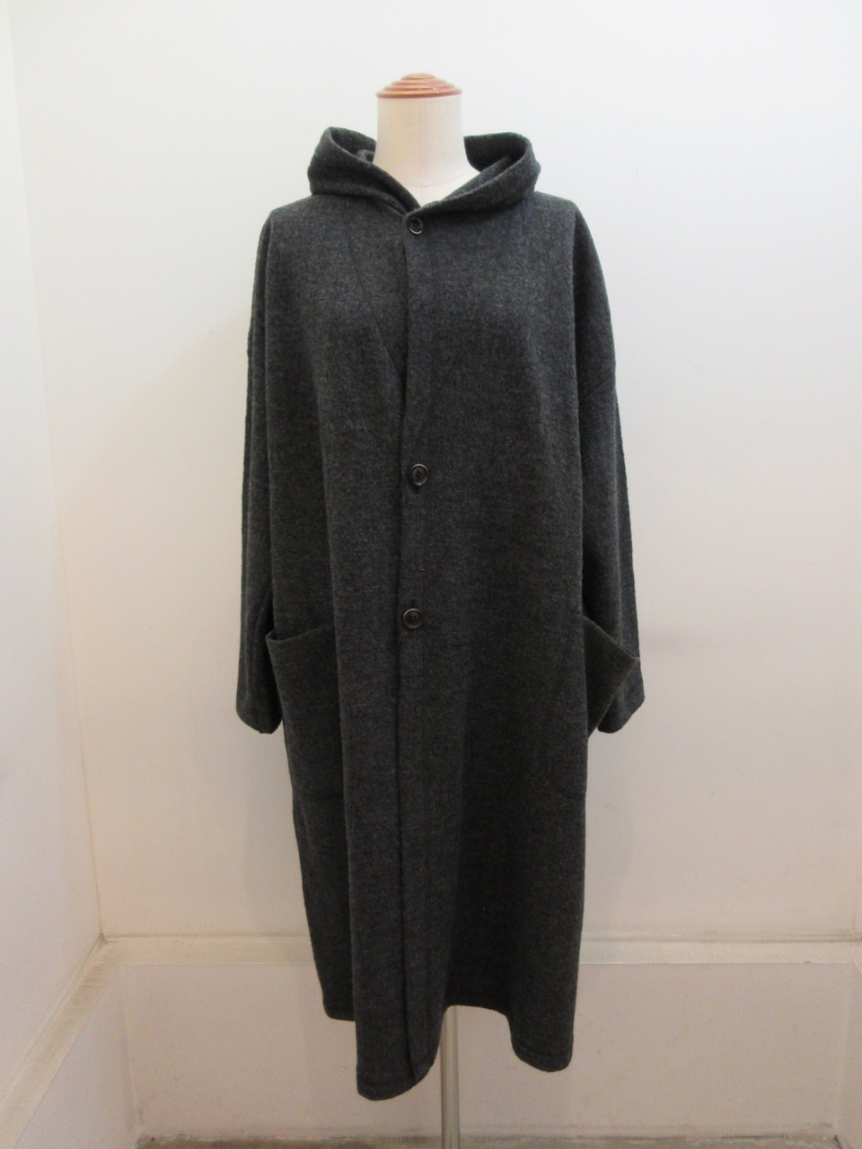 KEI Hayama PLUS(ケイハヤマプリュス) ガーゼクレータ天竺フード付きハーフコート:チャコール