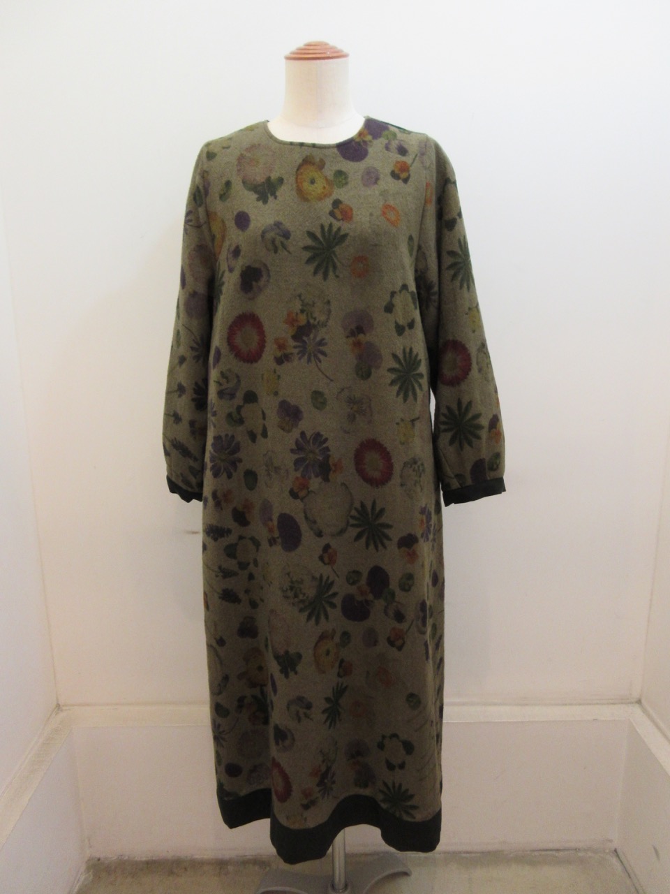 KEI Hayama PLUS(ケイハヤマプリュス) ボタニカルプリントウールガーゼAラインワンピース：カーキ