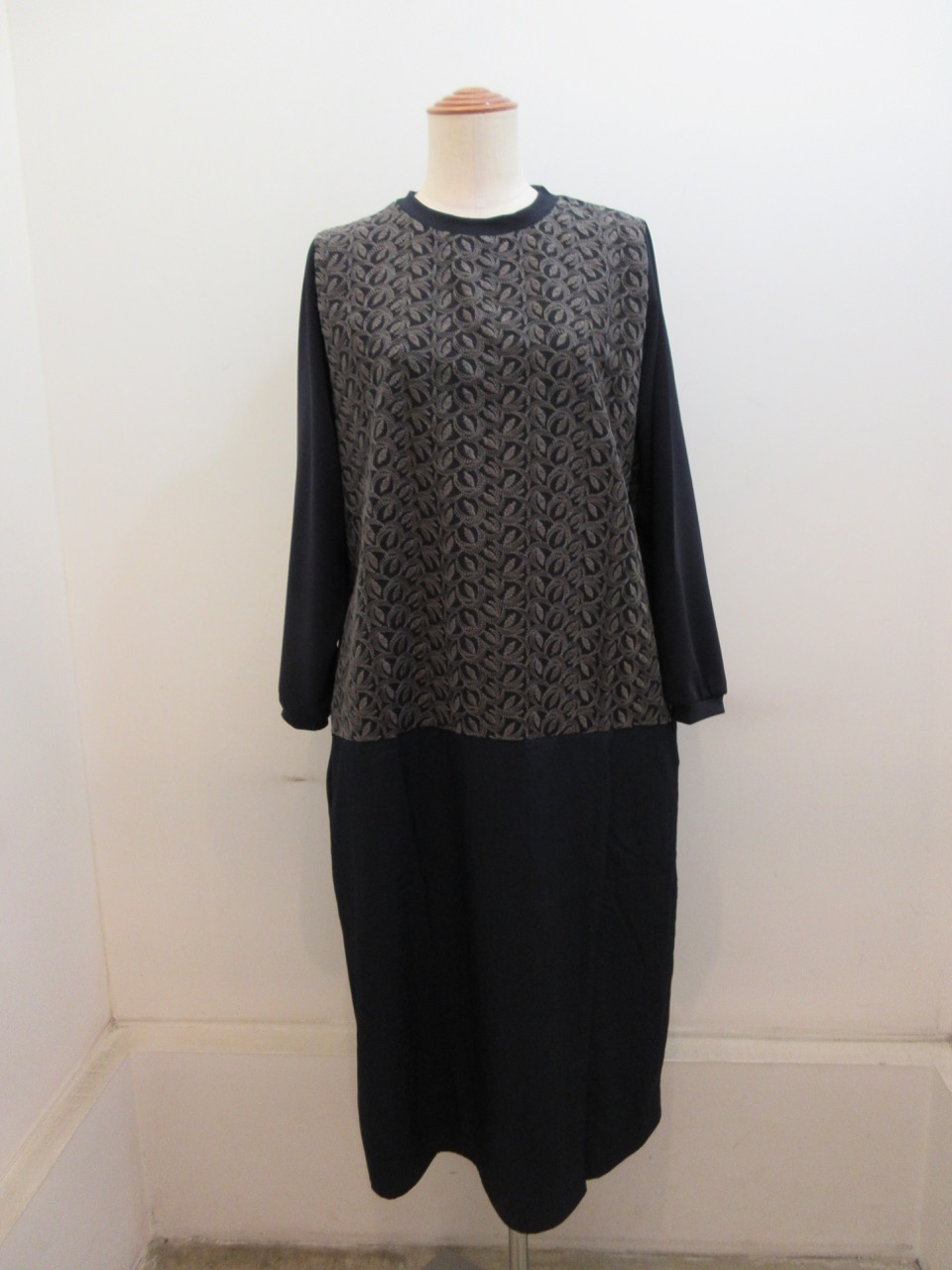 KEI Hayama PLUS(ケイハヤマプリュス) ムーンボタニカル刺繍×ライトダンボールニット長袖ワンピース：ネイビー