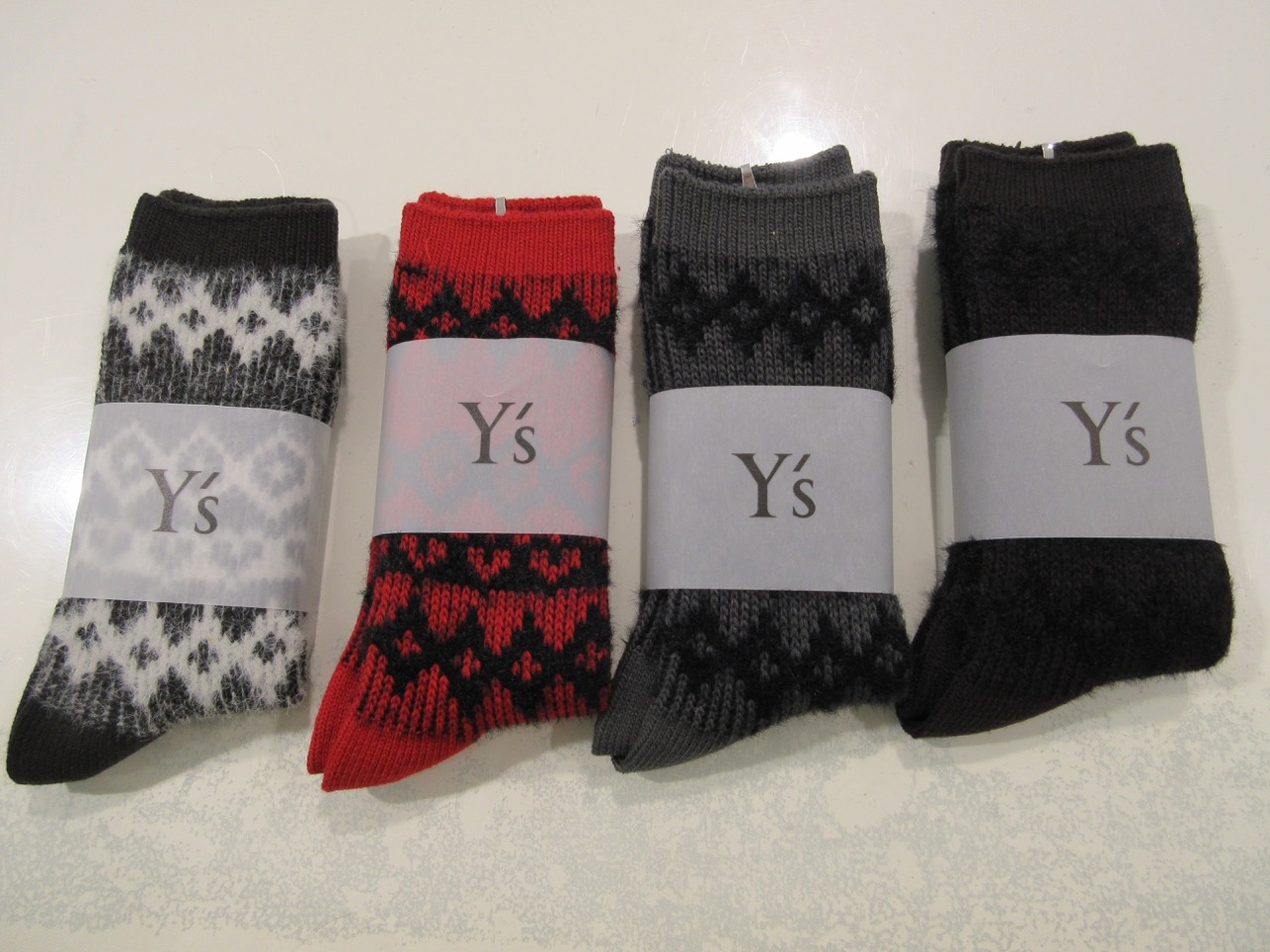 Y's YOHJI YAMAMOTO (ワイズ　ヨウジヤマモト) ノルディック柄ジャガードソックス：左からグレー／レッド／ダークグレー／ブラック