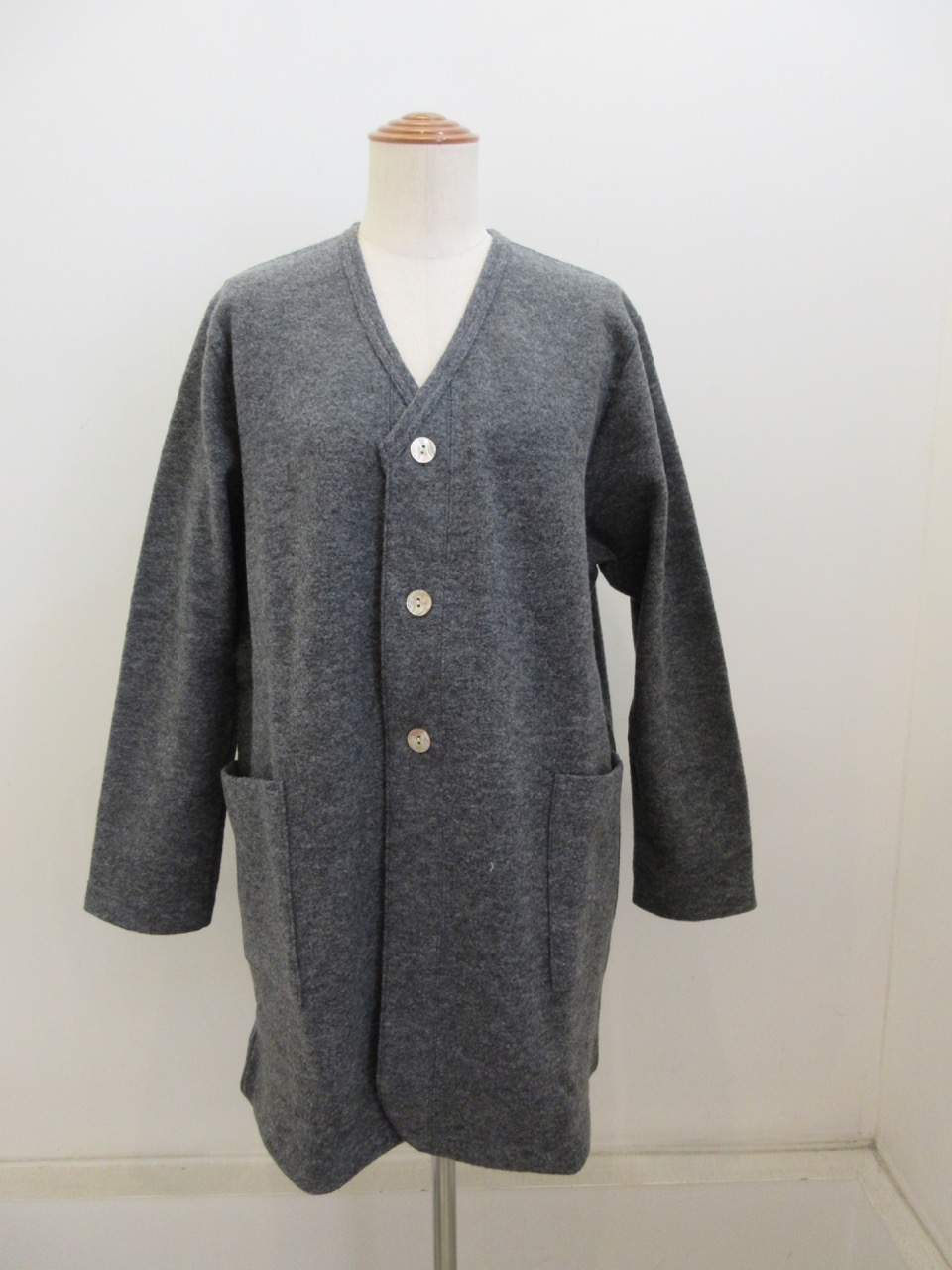 KEI Hayama PLUS(ケイハヤマプリュス) ブークレーミルドニットV衿ハーフジャケット：チャコール