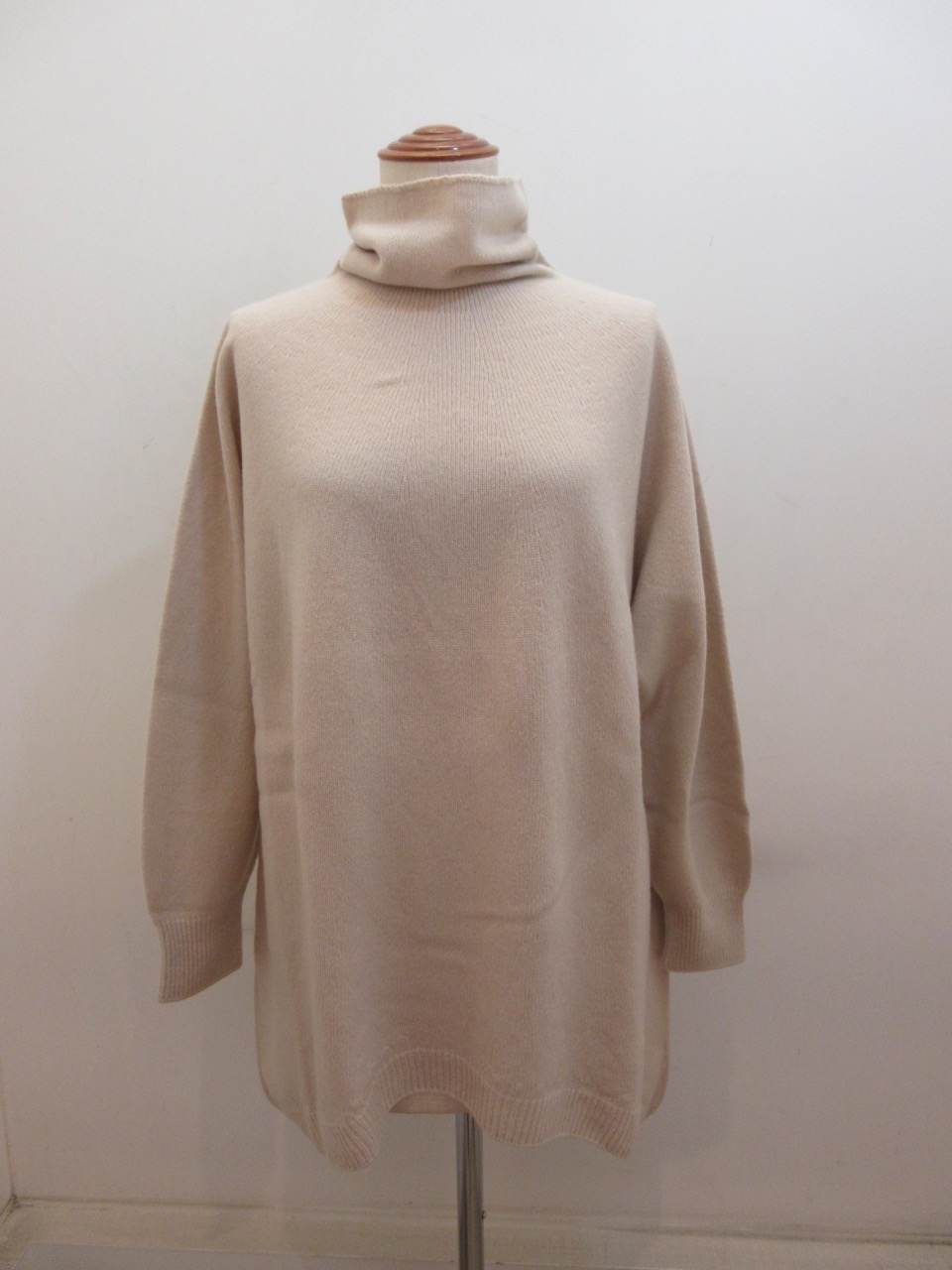 KEI Hayama PLUS(ケイハヤマプリュス) 7Gタスマニアウールホールガーメントハイネック裾アンバランスニット：ベージュ