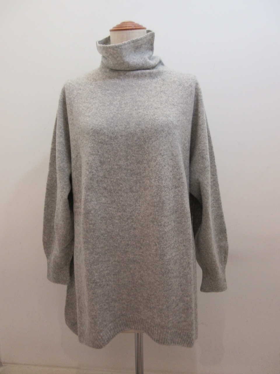 KEI Hayama PLUS(ケイハヤマプリュス) 7Gタスマニアウールホールガーメントハイネック裾アンバランスニット:杢グレー