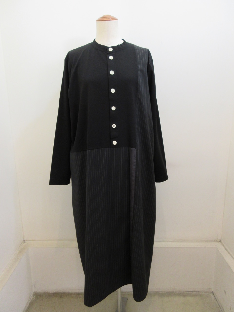 KEI Hayama PLUS(ケイハヤマプリュス) レーヨンポンチストライプ長袖多素材ミックスワンピース：ブラック