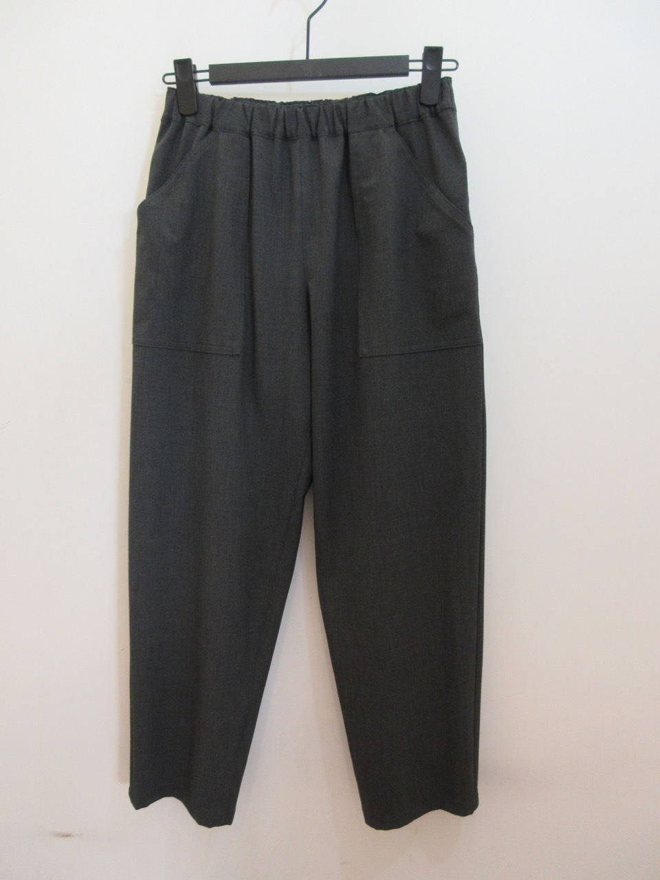 KEI Hayama PLUS(ケイハヤマプリュス) 先染めポリエステルレーヨン2WAYウエストゴム クロプドパンツ:チャコール