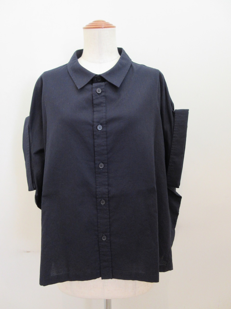 Y's YOHJI YAMAMOTO (ワイズ　ヨウジヤマモト) 薄ツイルチビ袖ショートブラウス:ネイビー