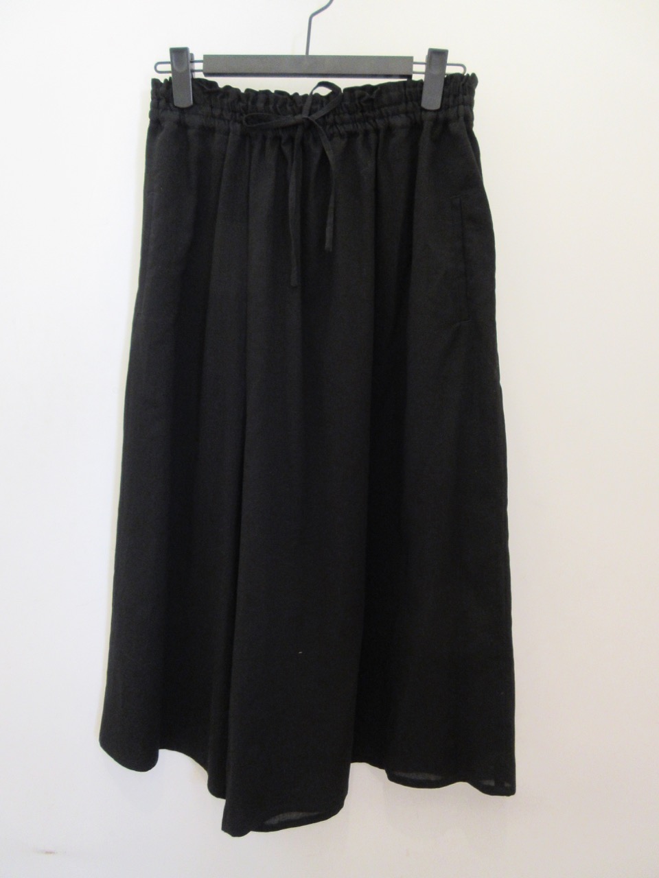 Y's YOHJI YAMAMOTO (ワイズ　ヨウジヤマモト) コットンボイルビエラアシメギャザーパンツ：ブラック