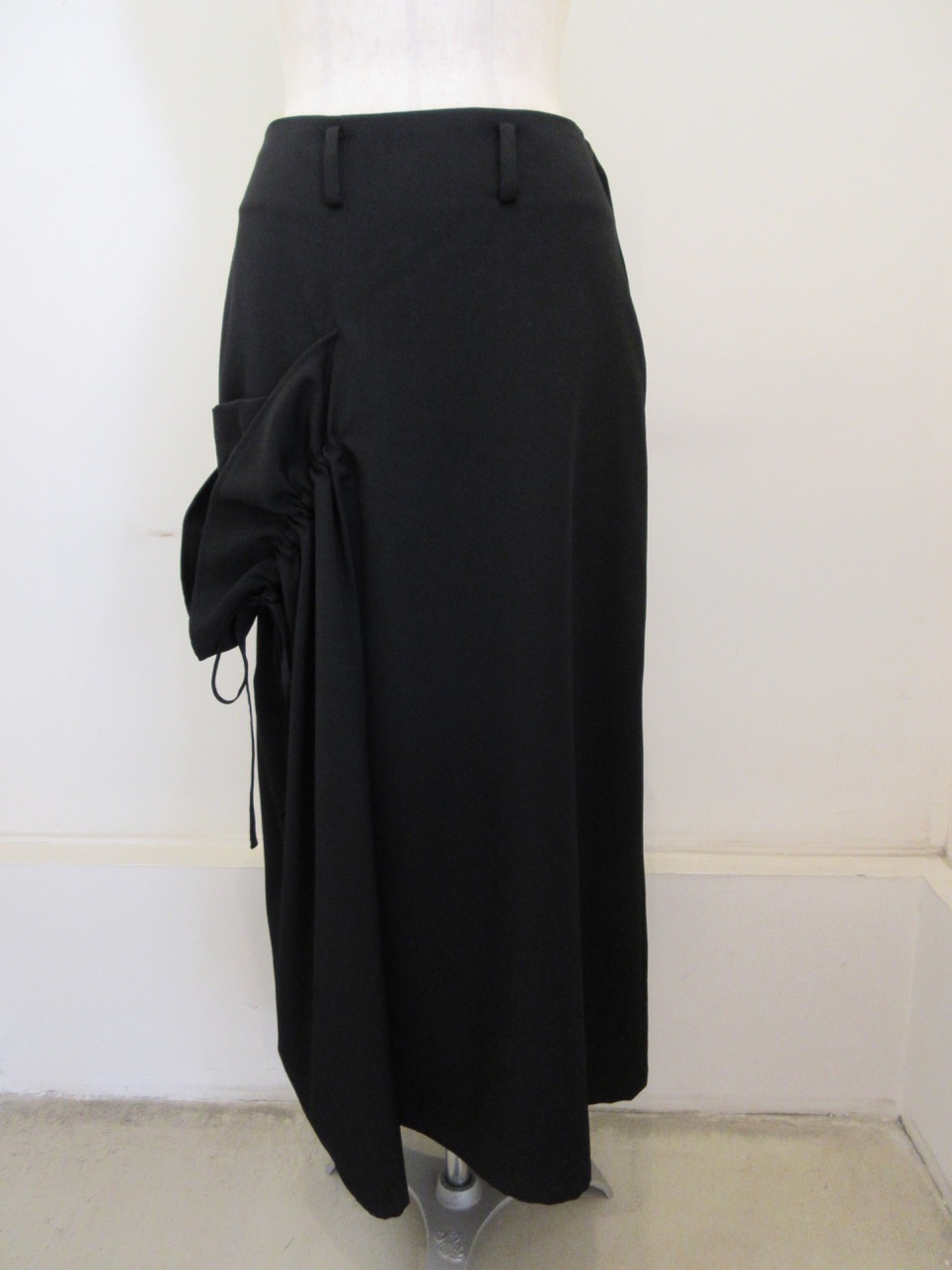 Y's YOHJI YAMAMOTO (ワイズ　ヨウジヤマモト) シワギャバ右ギャザースカート：ブラック