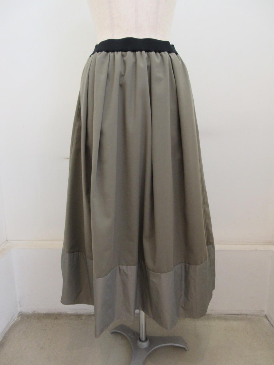 KEI Hayama PLUS(ケイハヤマプリュス)ポリレーヨンストレッチウォシャブルギャザースカート：カーキ