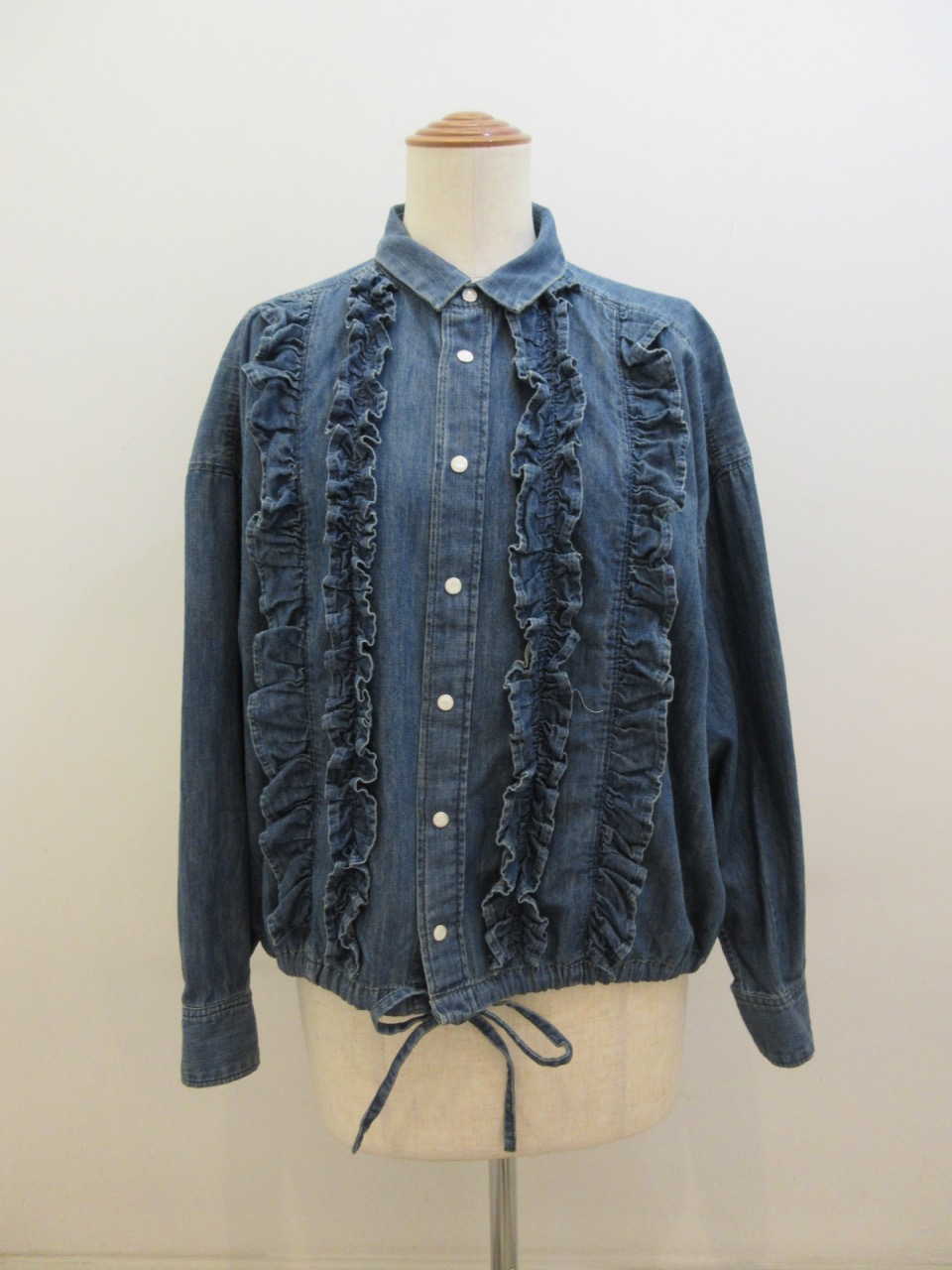 H.A.K (ハク) ライトオンデニムチビ襟フロントフリル裾紐入りブラウス：ブルー