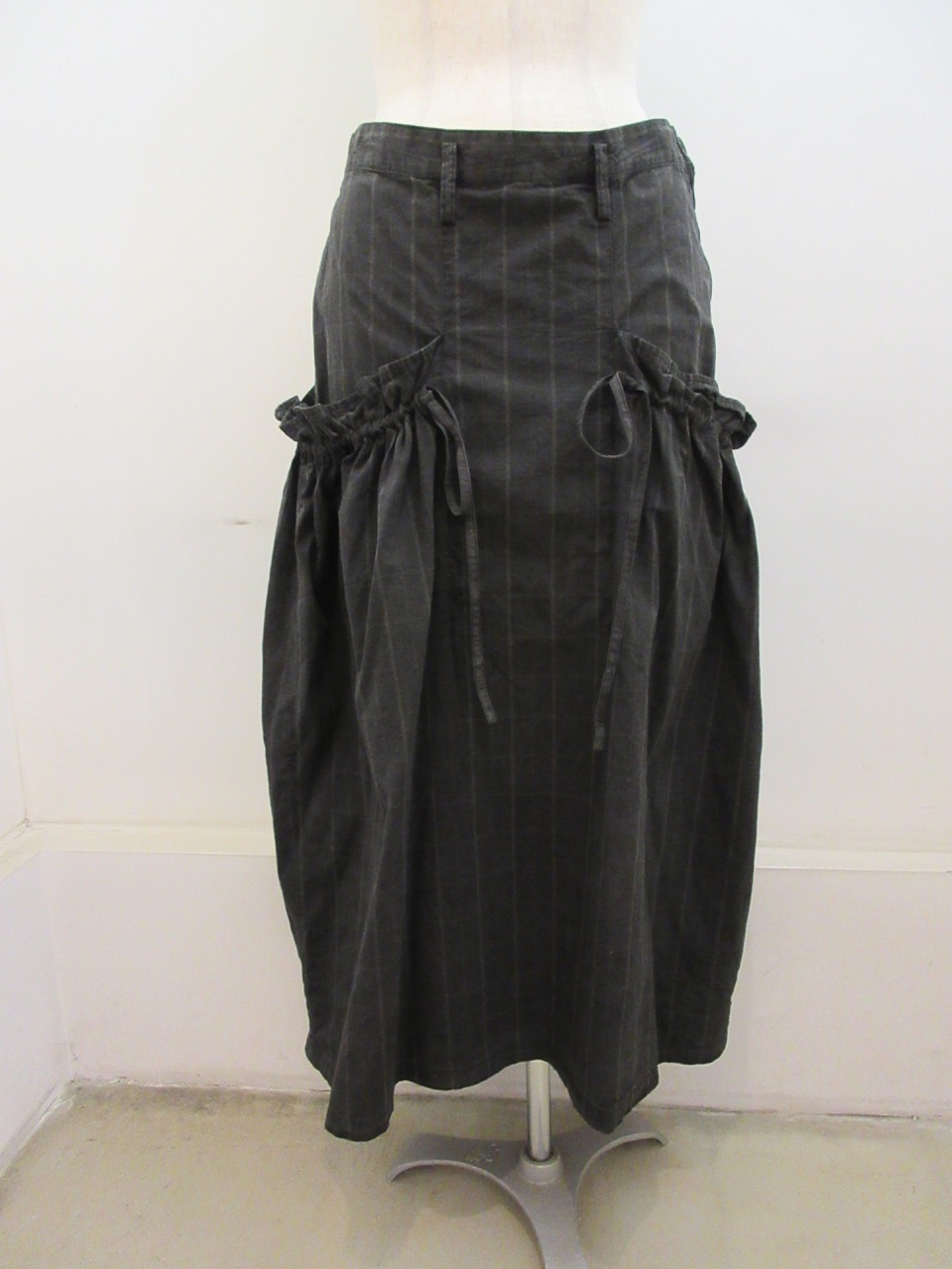Y's YOHJI YAMAMOTO (ワイズ　ヨウジヤマモト) チェック製品顔料染めギャザーフラシスカート：グレー