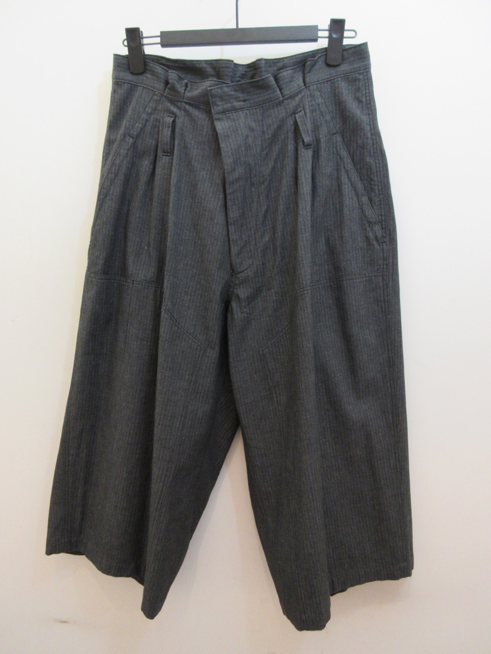 Y's YOHJI YAMAMOTO (ワイズ　ヨウジヤマモト) ヘリンボーンデニム洗いHLウエストハーフパンツ：グレー