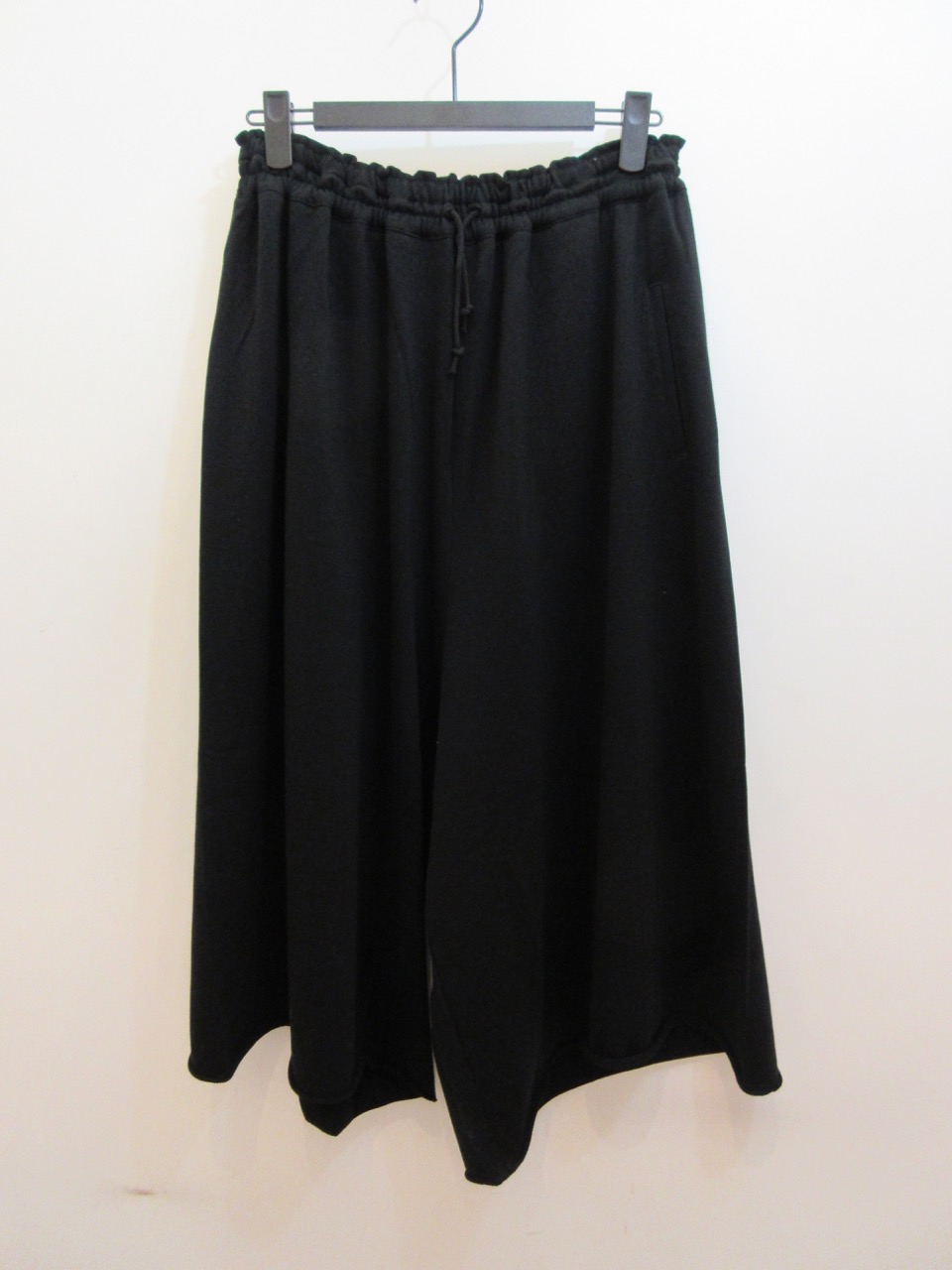 Y's YOHJI YAMAMOTO (ワイズ　ヨウジヤマモト) コットンソフト裏毛後ろにポケットの付いたハーフパンツ：ブラック