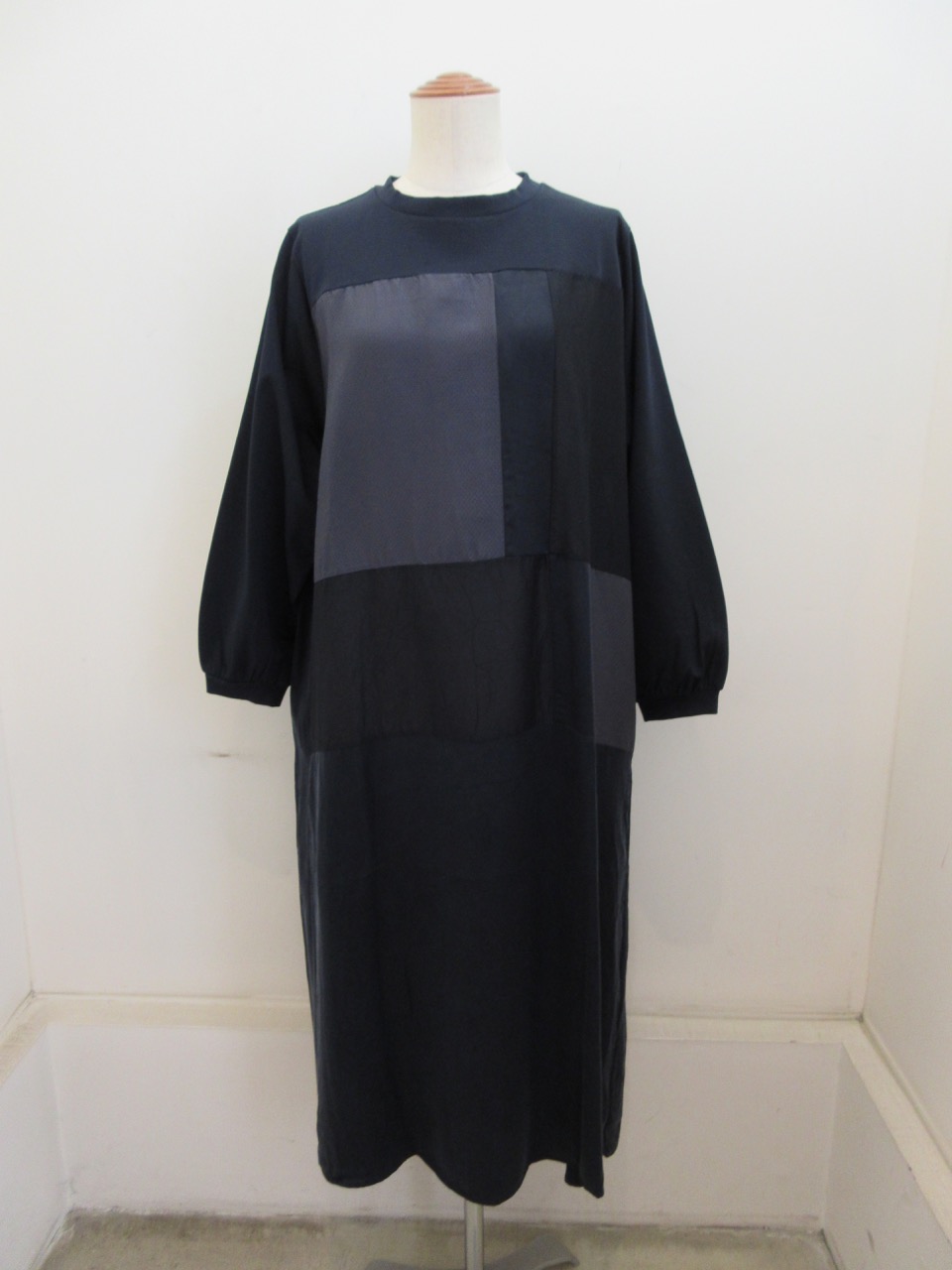 KEI Hayama PLUS(ケイハヤマプリュス) サイロポンチ×シルクコラージュ丸首パッチワーク長袖ワンピース：ネイビー