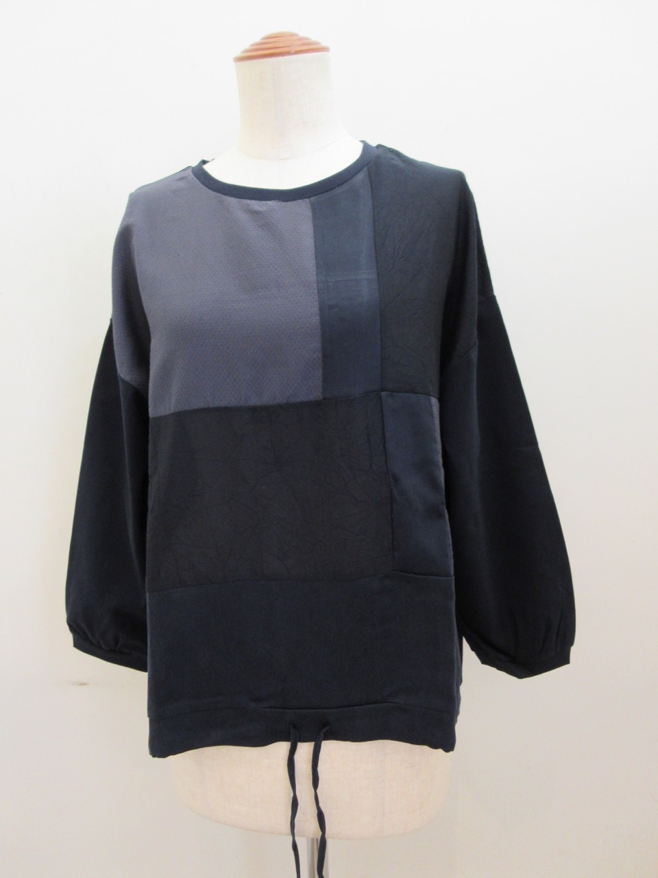 KEI Hayama PLUS(ケイハヤマプリュス) サイロポンチ×シルクコラージュパッチワークTシャツ：ネイビー
