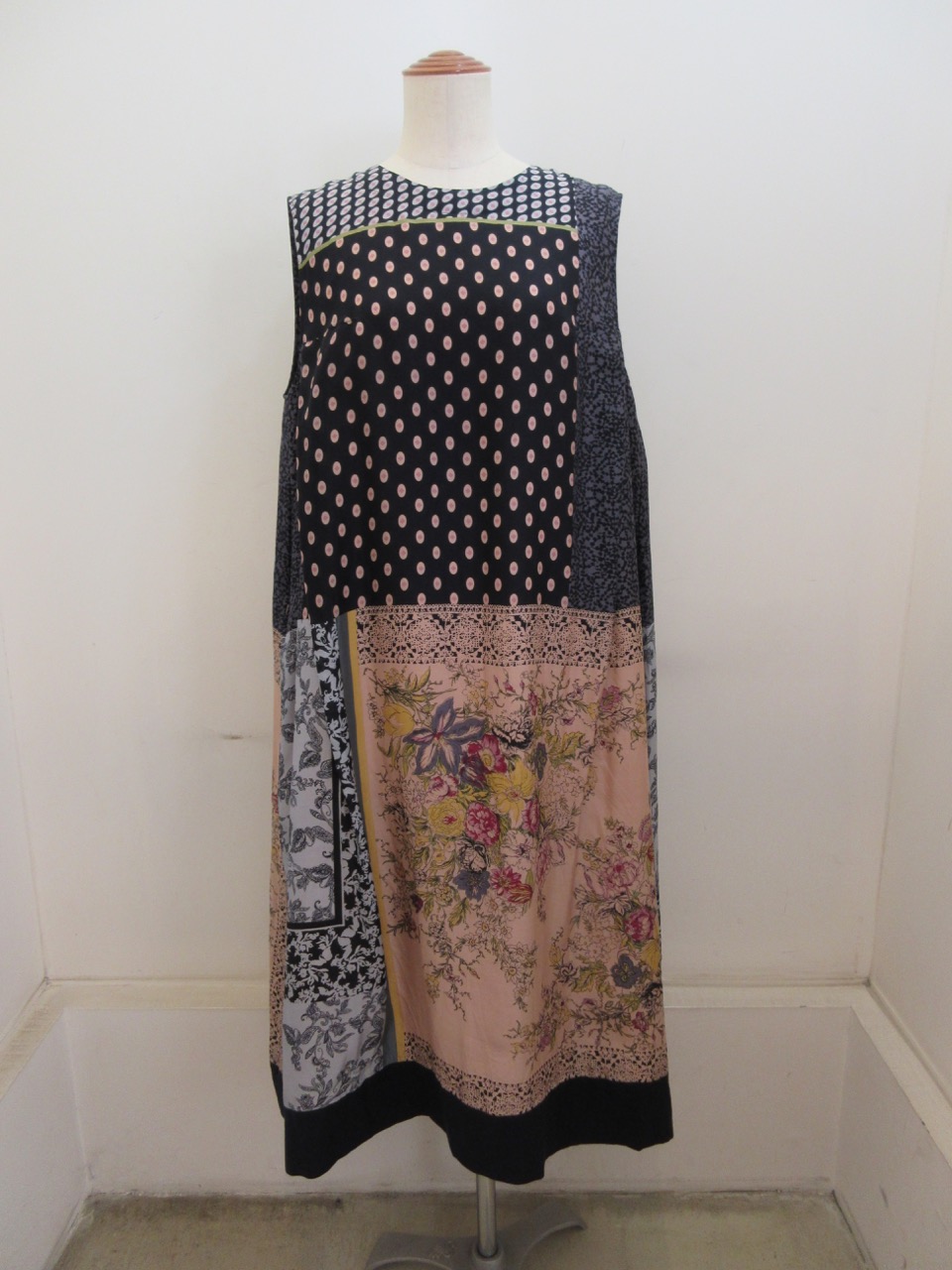 KEI Hayama PLUS(ケイハヤマプリュス) パターンコラージュプリントテンセルキュプラローンノースリーブワンピース：ネイビー