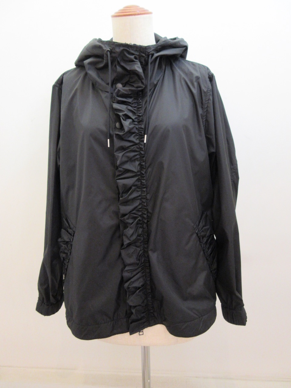 H.A.K (ハク) ナイロンタフタフード付きフロントフリルジャケット：ブラック
