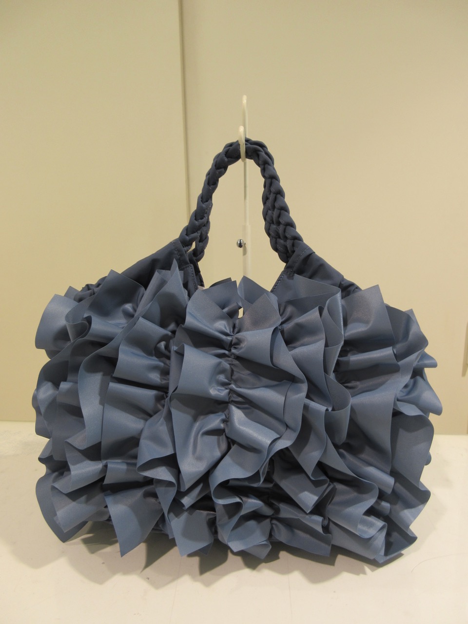 H.A.K (ハク) ナイロンフリルバッグ：ブルー