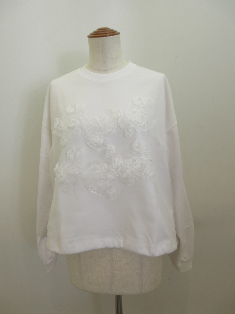 H.A.K (ハク) マーセライズ天竺オーガンジリボンフラワー刺繍長袖プルオーバ＾：ホワイト