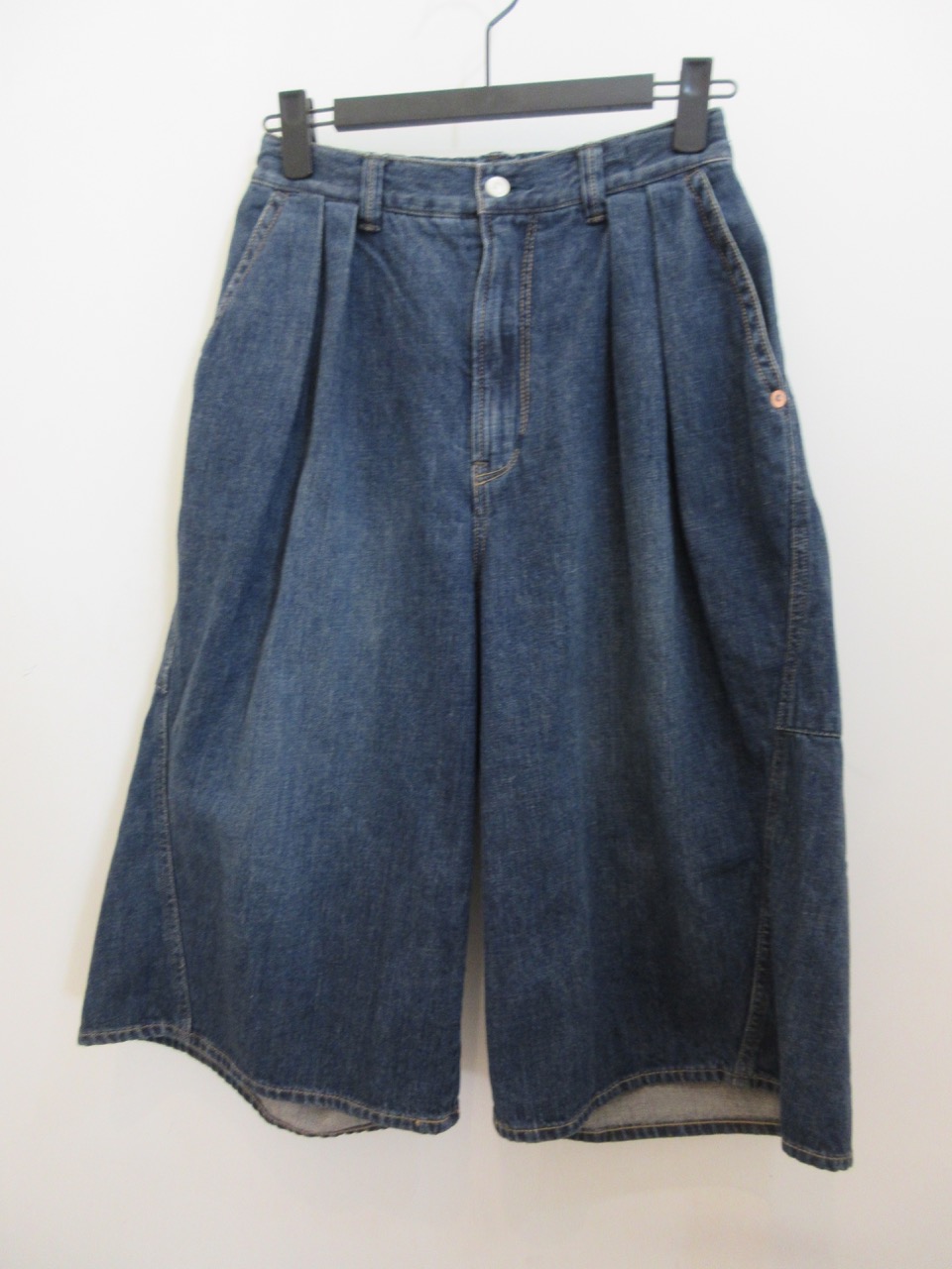 H.A.K (ハク) ドレープデニムキュロットパンツ:ネイビー