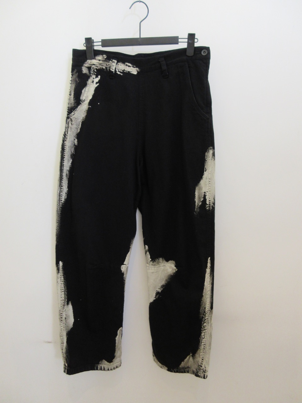 Y's YOHJI YAMAMOTO (ワイズ　ヨウジヤマモト) 8ozデニム製品ハケ脱色加工タックパンツ脇ファスナー：ブラック