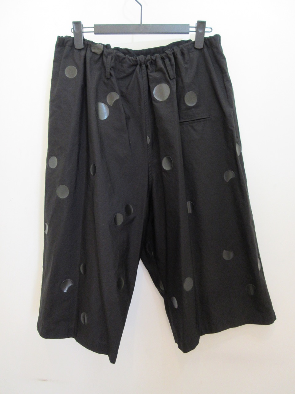 Y's YOHJI YAMAMOTO (ワイズ　ヨウジヤマモト) ブロードドット厚盛顔料プリント製品洗い七分丈ヒモパンツ：ブラック