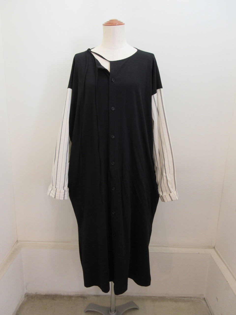 Y's YOHJI YAMAMOTO (ワイズ　ヨウジヤマモト) コットンリネン天竺×コットンストライプノーカラー前開きワンピース：ホワイト／ブラック