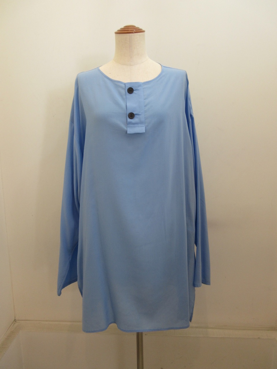 Y's YOHJI YAMAMOTO (ワイズ　ヨウジヤマモト)  セルロースローンヘンリーネックプルオーバーブラウス：ライトブルー