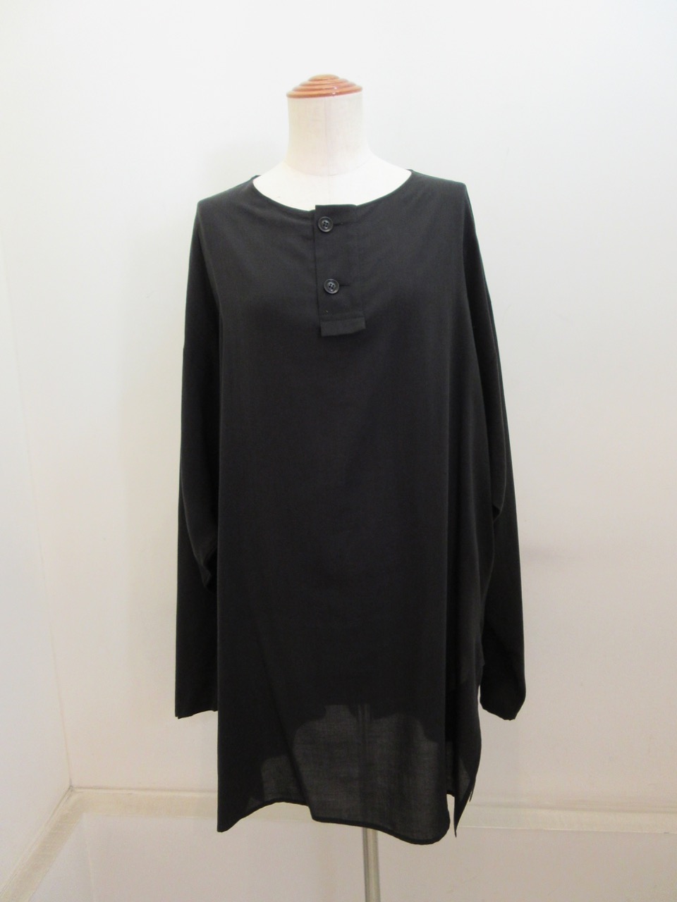 Y's YOHJI YAMAMOTO (ワイズ　ヨウジヤマモト)  セルロースローンヘンリーネックプルオーバーブラウス:ブラック