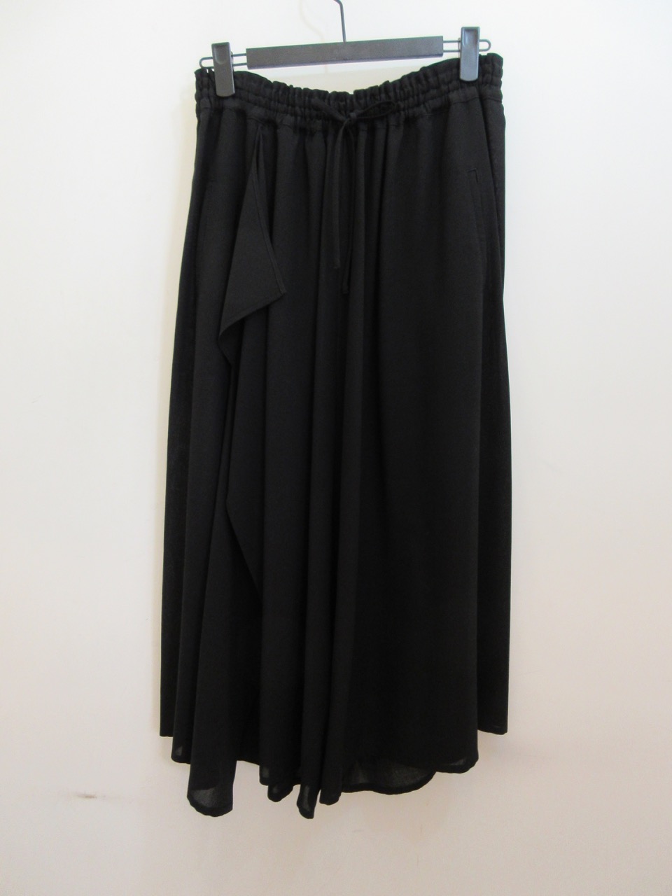 Y's YOHJI YAMAMOTO (ワイズ　ヨウジヤマモト) レーヨンナイロンガーゼドレープフレアパンツ：ブラック