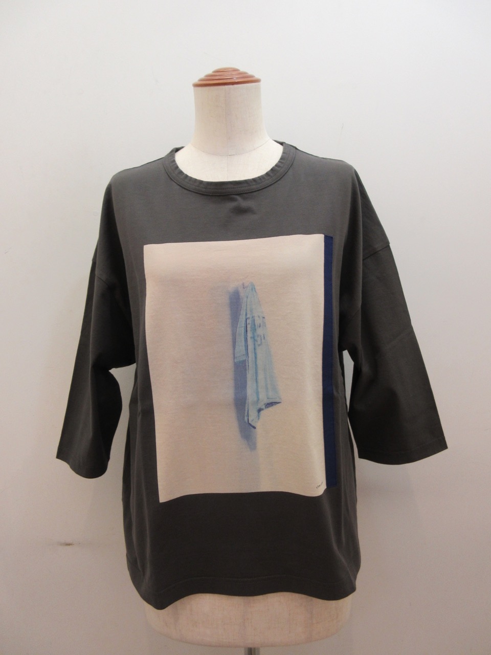 KEI Hayama PLUS(ケイハヤマプリュス) ジュンイイダカラープリント×スーピマ天竺七分袖Tシャツ：チャコール