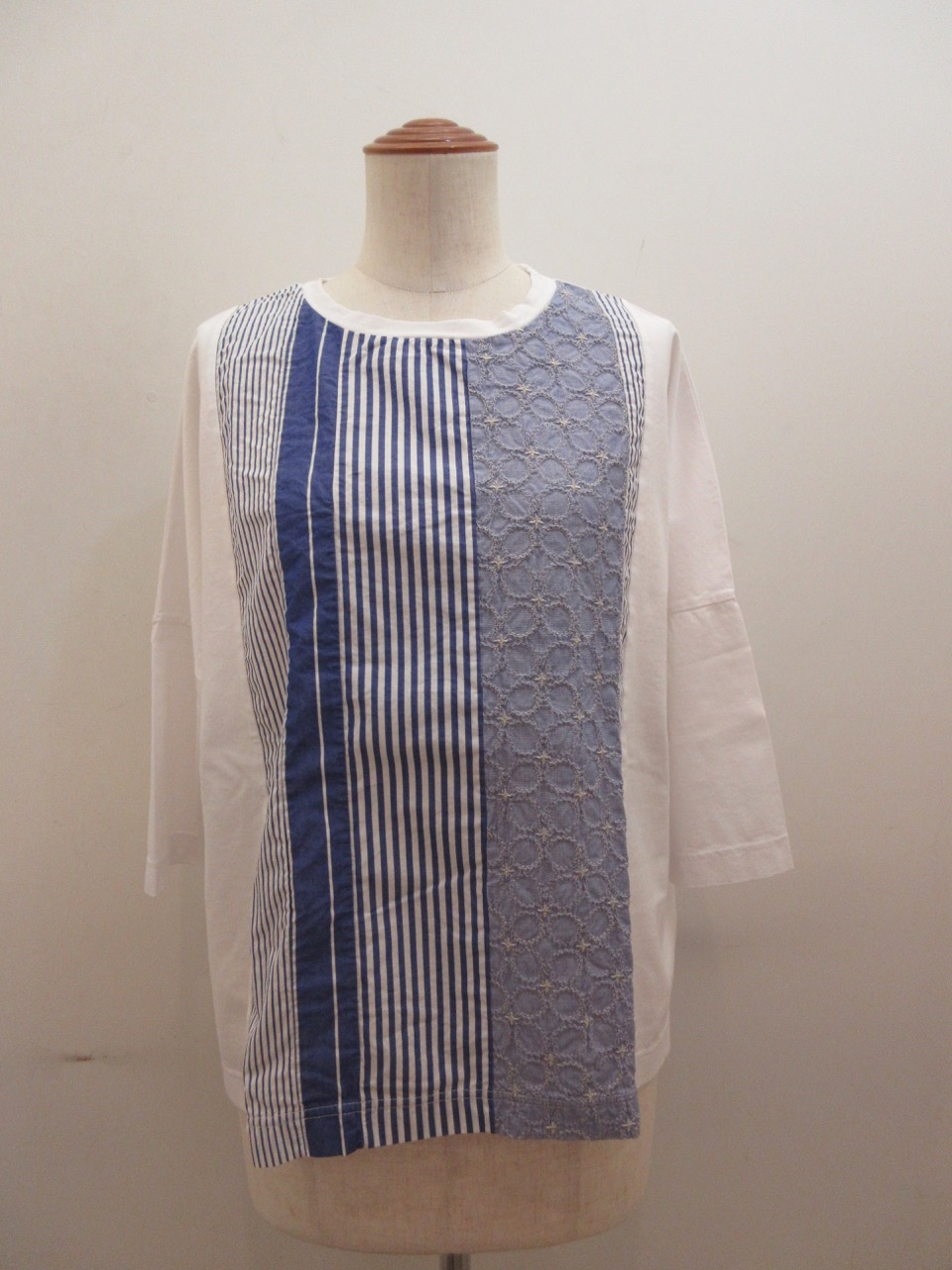 KEI Hayama PLUS(ケイハヤマプリュス) ストライプサークル刺繍×スーピマ天竺七分袖Tシャツ：ホワイト