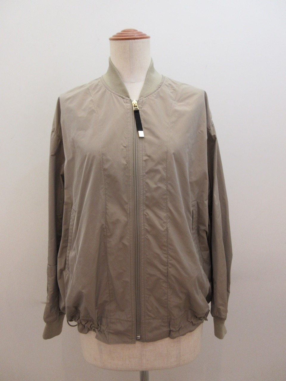 KEI Hayama PLUS(ケイハヤマプリュス) メモリータフタブルゾン：ベージュ