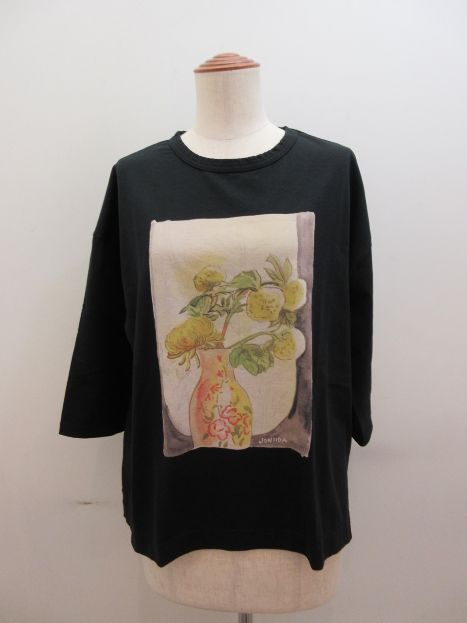 KEI Hayama PLUS(ケイハヤマプリュス) ジュンイイダカラープリント7分丈Tシャツ:ブラック