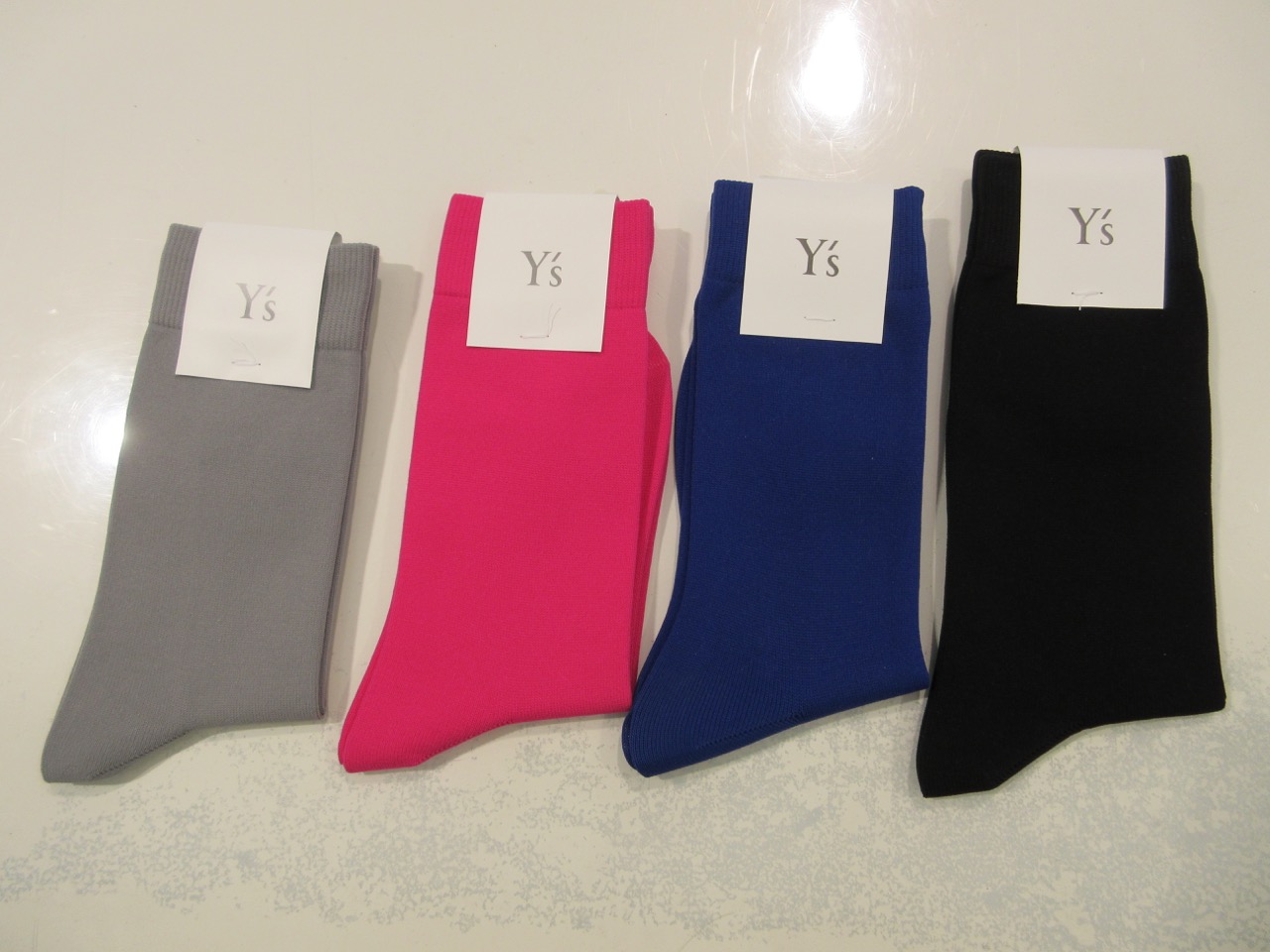 Y's YOHJI YAMAMOTO (ワイズ　ヨウジヤマモト) ナイロン天竺定番ソックス：左からグレー／ピンク／ブルー／ブラック