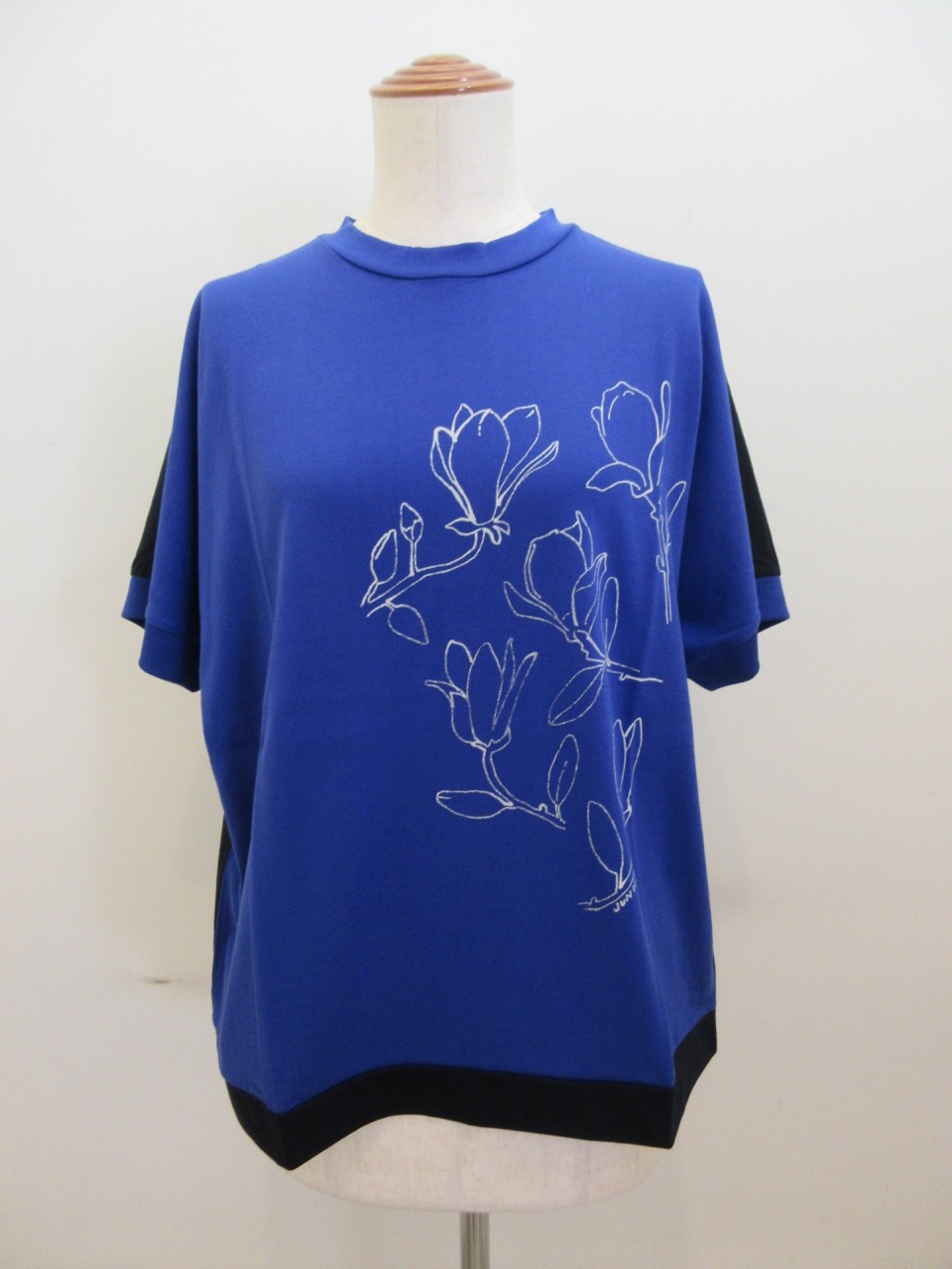 KEI Hayama PLUS(ケイハヤマプリュス) スーピマ天竺モクレンプリント半袖Tシャツ:ブルー