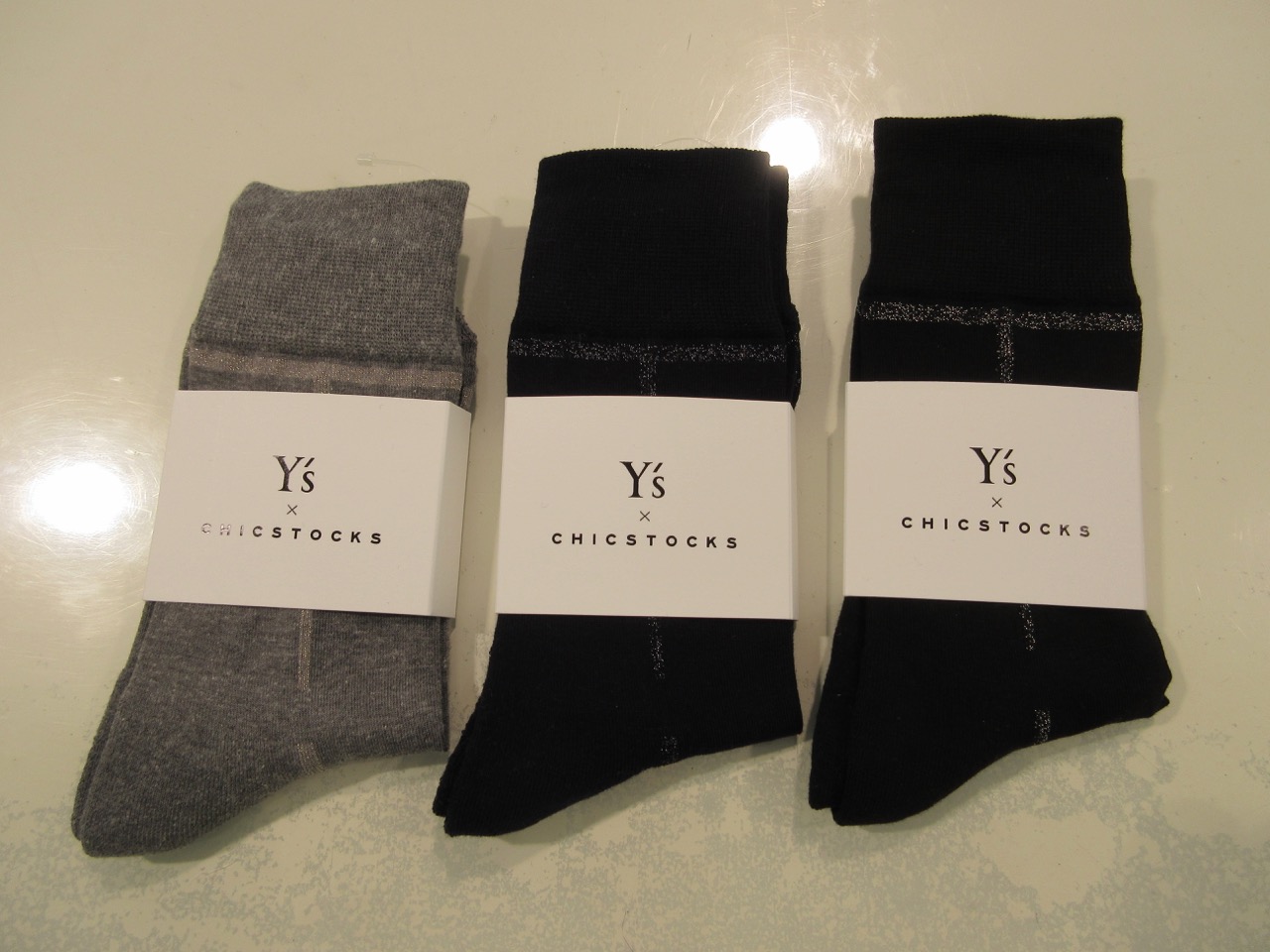 Y's YOHJI YAMAMOTO (ワイズ　ヨウジヤマモト) Y's×CHICSTOCKSコラボラインラメソックス：左からグレー／ネイビー／ブラック