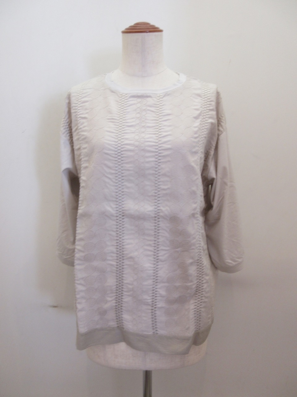 KEI Hayama PLUS(ケイハヤマプリュス) ドットパターン刺繍×ギザリヨセルスムース六分丈Tシャツ:ライトグレー