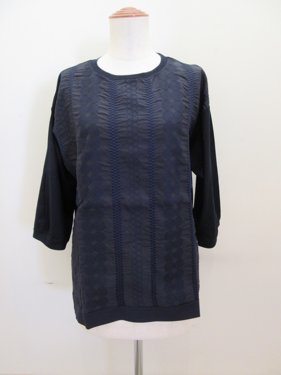 KEI Hayama PLUS(ケイハヤマプリュス) ドットパターン刺繍×ギザリヨセルスムース六分丈Tシャツ:ネイビー