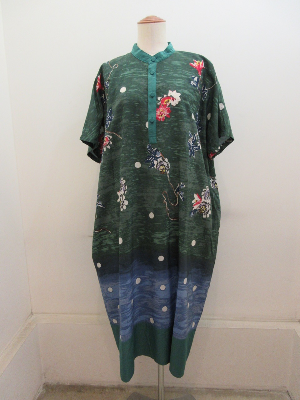 KEI Hayama PLUS(ケイハヤマプリュス) 湖に飛ぶ時計草プリント×キュプラコットンシワ加工半袖ワンピース:グリーン