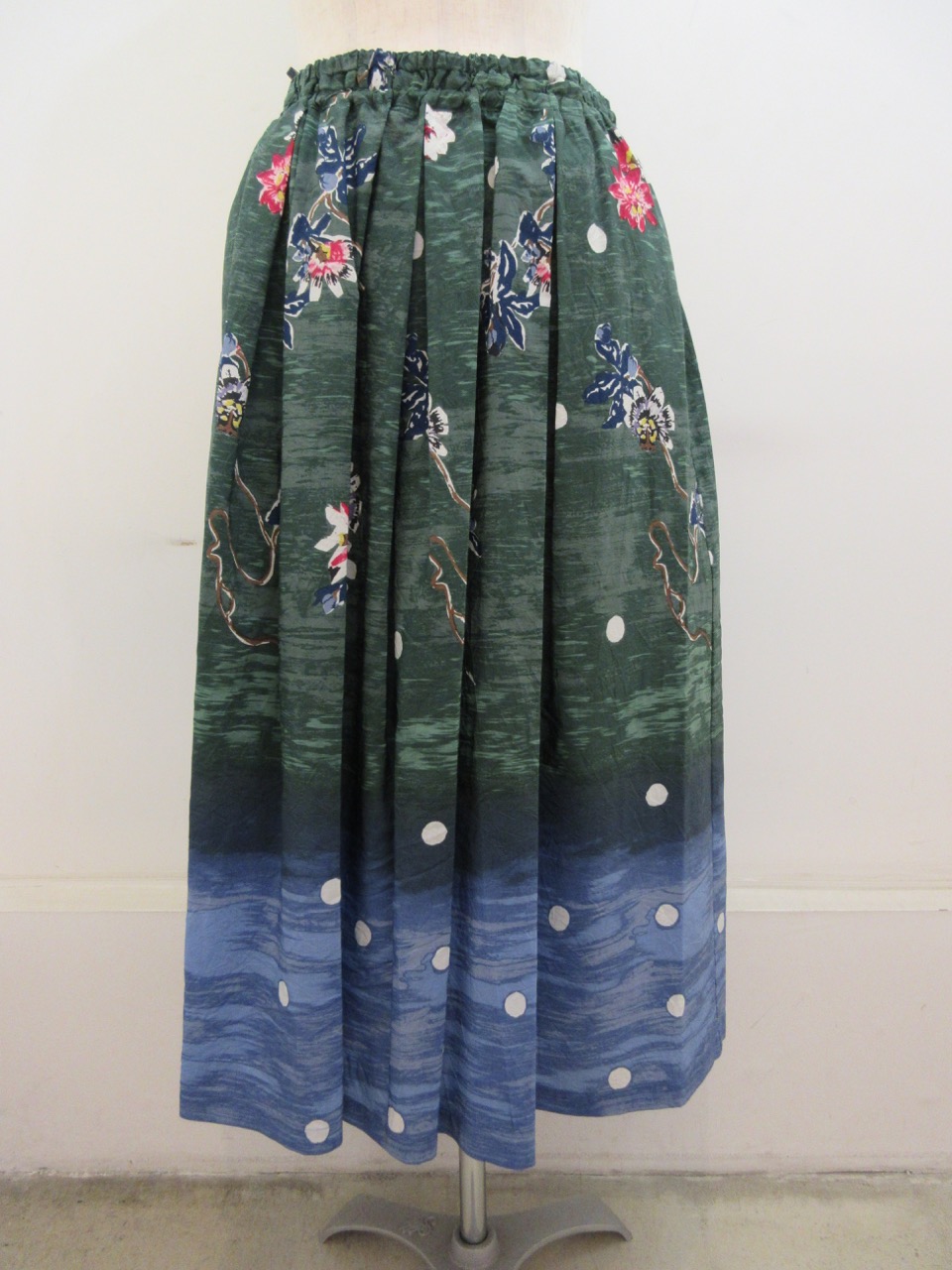 KEI Hayama PLUS(ケイハヤマプリュス) 湖に飛ぶ時計草プリント×キュプラコットンシワ加工タックギャザースカート :グリーン