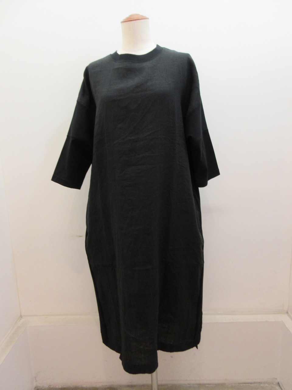 KEI Hayama PLUS(ケイハヤマプリュス) フレンチリネンワッシャー×度詰め天竺五分袖ワンピース:ブラック