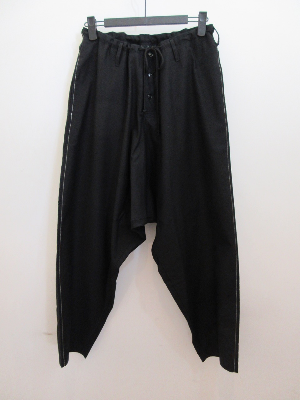 Y's YOHJI YAMAMOTO (ワイズ　ヨウジヤマモト) コットンツイルY’sステッチ紐サルエルパンツ：ブラック