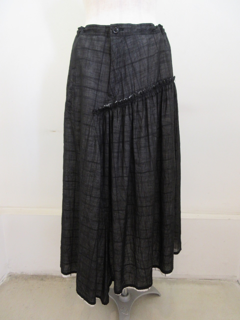 Y's YOHJI YAMAMOTO (ワイズ　ヨウジヤマモト) 無地とチェックの二枚重ね前開きギャザースカート ：ホワイト