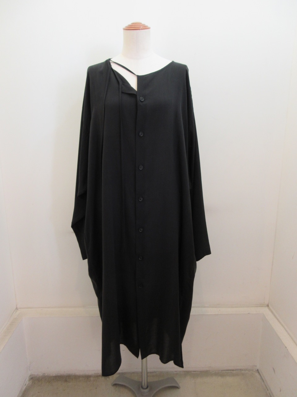 Y's YOHJI YAMAMOTO (ワイズ　ヨウジヤマモト) セルロースローンノーカラードレス：ブラック