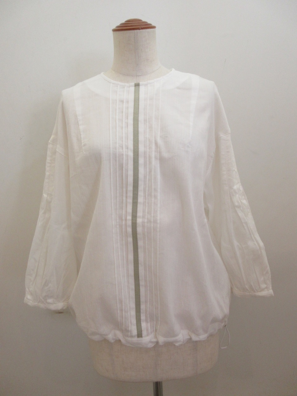 KEI Hayama PLUS(ケイハヤマプリュス) 高島ちぢみコットンマイクロピケフロントピンタック裾ゴム入れ七分袖プルオーバー：ホワイト